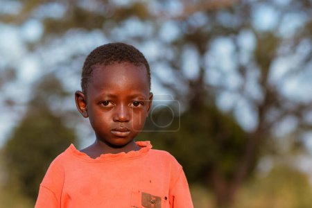 Téléchargez les photos : Abuja, Nigéria - 1er avril 2023 : Portrait d'un enfant africain. Moments de franchise aléatoires avec des enfants africains - en image libre de droit