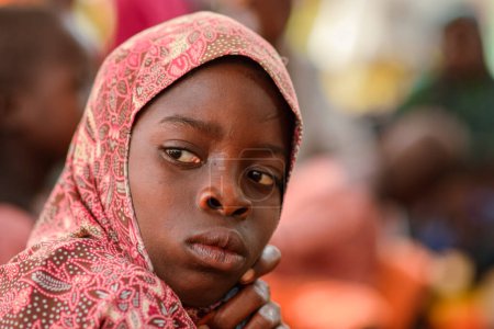 Téléchargez les photos : Abuja, Nigéria - 09 janvier 2023 : Des patients africains reçoivent une consultation à l'extérieur dans un village. Séance de counseling individuelle avec un thérapeute dans une communauté locale. - en image libre de droit