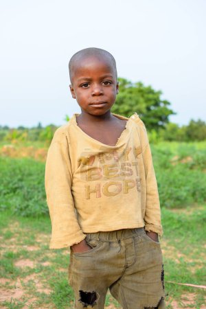 Foto de Abuja, Nigeria - 1 de mayo de 2023: Retrato de niño africano. Random Candid Moments with African Children. Feliz niño africano. Día del Niño en África. - Imagen libre de derechos
