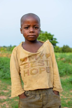 Foto de Abuja, Nigeria - 1 de mayo de 2023: Retrato de niño africano. Random Candid Moments with African Children. Feliz niño africano. Día del Niño en África. - Imagen libre de derechos