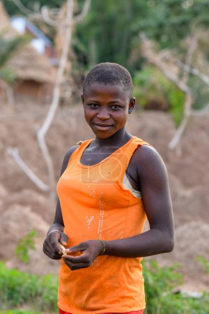 Foto de Abuja, Nigeria - 1 de mayo de 2023: Retrato de un adolescente africano. Random Candid Moments with African Children. Feliz niño africano. Día del Niño en África. - Imagen libre de derechos
