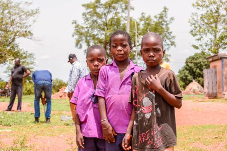 Téléchargez les photos : Abuja, Nigéria - 12 juin 2023 : Portrait de jeunes étudiants africains apprenant dans une communauté rurale. Des enfants africains souriants portant un uniforme scolaire. L'éducation en Afrique. - en image libre de droit