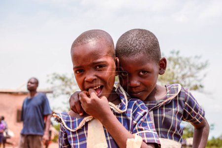 Foto de Abuja, Nigeria - 12 de junio de 2023: Retrato de niños africanos Jóvenes estudiantes aprendiendo en una comunidad rural. Niños africanos sonrientes con uniforme escolar. Educación en África. - Imagen libre de derechos
