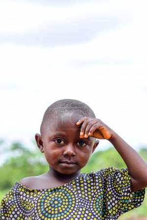 Foto de Abuja, Nigeria - 1 de mayo de 2023: Retrato de un niño africano. Random Candid Moments with African Children. Feliz niño africano. Día del Niño en África - Imagen libre de derechos