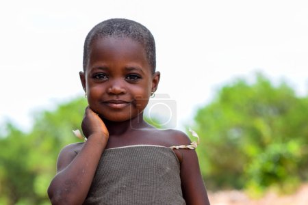 Foto de Abuja, Nigeria - 1 de mayo de 2023: Retrato de un niño africano. Random Candid Moments with African Children. Feliz niño africano. Día del Niño en África - Imagen libre de derechos