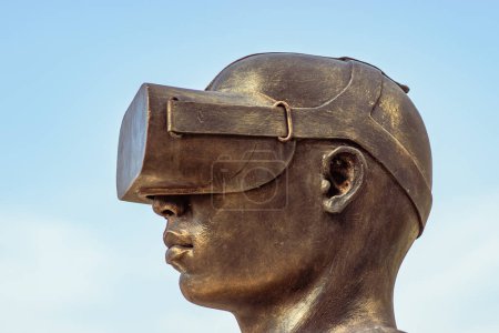 Téléchargez les photos : Abuja, Nigéria - 1er avril 2023 : Réalité virtuelle en bronze Sculpture superposant un ciel bleu. L'avenir de l'intelligence artificielle est représenté dans l'expression artistique. Exposition d'art en Afrique - en image libre de droit