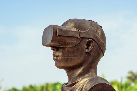 Téléchargez les photos : Abuja, Nigéria - 1er avril 2023 : Réalité virtuelle en bronze Sculpture superposant un ciel bleu. L'avenir de l'intelligence artificielle est représenté dans l'expression artistique. Exposition d'art en Afrique - en image libre de droit