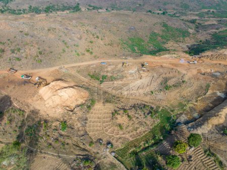Foto de Camiones pesados en un sitio de excavación de canteras. Construcción de represas para riego en África. - Imagen libre de derechos