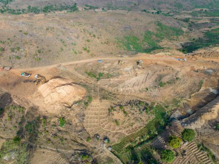 Foto de Camiones pesados en un sitio de excavación de canteras. Construcción de represas para riego en África. - Imagen libre de derechos
