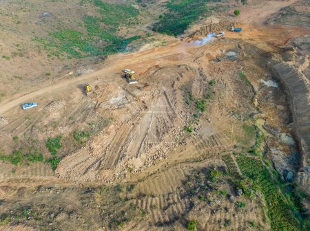Téléchargez les photos : Camions lourds sur un site d'excavation de carrière. Construction de barrages pour l'irrigation en Afrique. - en image libre de droit
