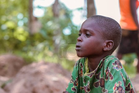 Foto de Abuja, Nigeria - 12 de junio de 2023: Retrato de un niño africano. Random Candid Moments with African Children. Feliz niño africano. Día del Niño en África. - Imagen libre de derechos