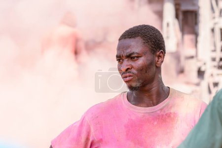 Téléchargez les photos : Abuja, Nigéria - 5 juin 2023 : Forage en Afrique. Un homme local forant avec une machine à plate-forme géante pour l'eau potable dans les communautés rurales. - en image libre de droit