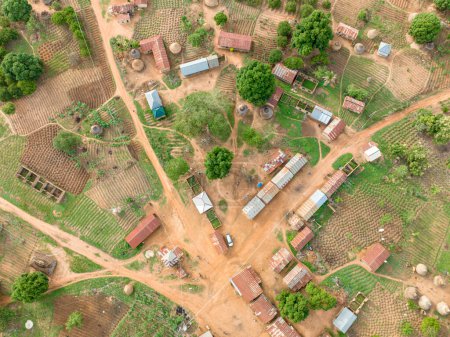 Foto de Establecimiento Drone Shot of an African Rural Settlement Rodeado de montañas. En desarrollo en las comunidades rurales africanas. - Imagen libre de derechos