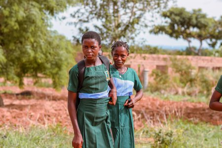 Foto de Abuja, Nigeria - 12 de junio de 2023: Niños africanos Estudiantes jóvenes que aprenden en una comunidad rural. Niños africanos sonrientes con uniforme escolar. Educación en África. - Imagen libre de derechos