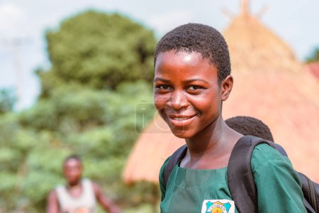Téléchargez les photos : Abuja, Nigéria - 12 juin 2023 : African Children Young Students Learning in a Rural Community. Des enfants africains souriants portant un uniforme scolaire. L'éducation en Afrique. - en image libre de droit