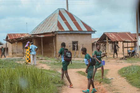 Foto de Abuja, Nigeria - 12 de junio de 2023: Niños africanos Estudiantes jóvenes que aprenden en una comunidad rural. Niños africanos sonrientes con uniforme escolar. Educación en África. - Imagen libre de derechos