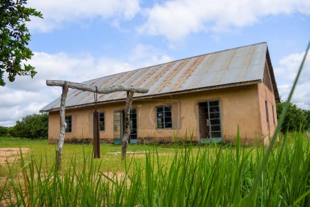 Téléchargez les photos : Abuja, Nigéria - 6 mai 2023 : Bâtiments scolaires pour enfants ruraux en Afrique. Établissement d'enseignement dans les communautés locales, Afrique de l'Ouest. - en image libre de droit