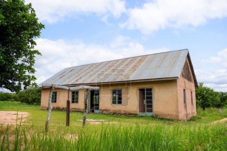 Téléchargez les photos : Abuja, Nigéria - 6 mai 2023 : Bâtiments scolaires pour enfants ruraux en Afrique. Établissement d'enseignement dans les communautés locales, Afrique de l'Ouest. - en image libre de droit