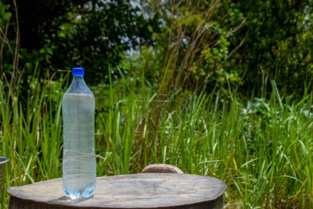 Téléchargez les photos : Test de qualité de l'eau d'un puits rural. Source d'eau de puits en Afrique - en image libre de droit