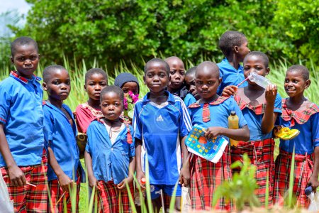 Téléchargez les photos : Abuja, Nigéria - 12 juin 2023 : African Child Young Students Learning in a Rural Community. Des enfants africains souriants portant un uniforme scolaire. L'éducation en Afrique. - en image libre de droit