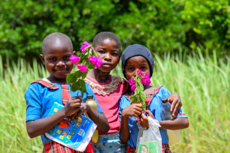 Téléchargez les photos : Abuja, Nigéria - 12 juin 2023 : African Child Young Students Learning in a Rural Community. Des enfants africains souriants portant un uniforme scolaire. L'éducation en Afrique. - en image libre de droit