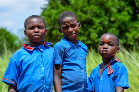 Foto de Abuja, Nigeria - 12 de junio de 2023: Retrato de un niño africano Estudiantes jóvenes aprendiendo en una comunidad rural. Niños africanos sonrientes con uniforme escolar. Educación en África. - Imagen libre de derechos