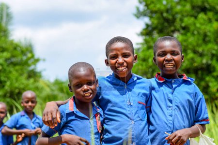 Téléchargez les photos : Abuja, Nigéria - 12 juin 2023 : Portrait d'un enfant africain apprenant dans une communauté rurale. Des enfants africains souriants portant un uniforme scolaire. L'éducation en Afrique. - en image libre de droit