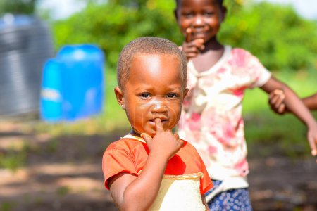 Téléchargez les photos : Portrait de mignonne petite fille africaine souriante - en image libre de droit