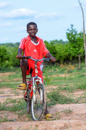 Téléchargez les photos : Abuja, Nigéria - 5 juin 2022 : Portrait d'un enfant africain. Random Candid Moments with African Children. Heureux enfants africains. Journée de l'enfant en Afrique. - en image libre de droit