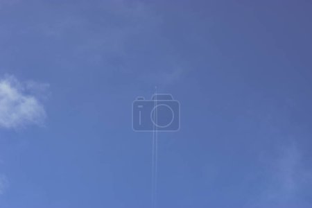 Téléchargez les photos : Super Jet avec Trail dans le ciel bleu - en image libre de droit
