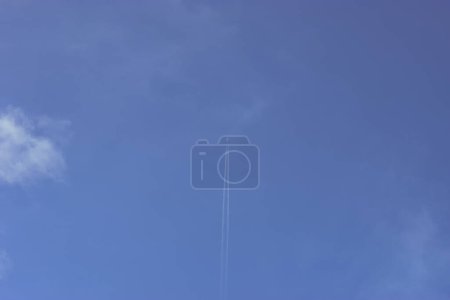Téléchargez les photos : Super Jet avec Trail dans le ciel bleu - en image libre de droit