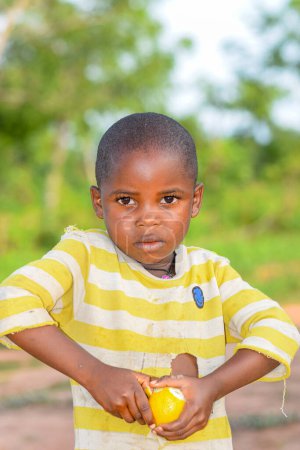 Foto de Abuja, Nigeria - 5 de junio de 2022: Retrato de un niño africano. Random Candid Moments with African Children. Niños africanos felices. Día del Niño en África. - Imagen libre de derechos