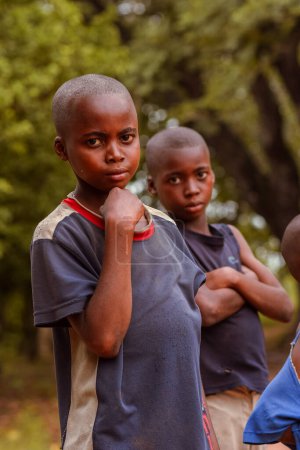 Foto de Abuja, Nigeria - 5 de junio de 2022: Retrato de un niño africano. Random Candid Moments with African Children. Niños africanos felices. Día del Niño en África. - Imagen libre de derechos