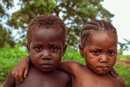 Foto de Abuja, Nigeria - 5 de octubre de 2022: Retrato de un niño africano. Momentos francos al azar con niños y adolescentes africanos. - Imagen libre de derechos