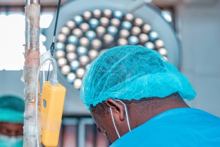Foto de Abuja Nigeria - 06 de febrero de 2021: Cirujano africano y miembros del equipo preparan al paciente para un procedimiento quirúrgico - Imagen libre de derechos