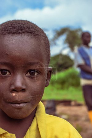 Téléchargez les photos : Abuja, Nigéria - 5 octobre 2022 : Portrait d'un enfant africain. Moments de franchise aléatoires avec des enfants et des adolescents africains. - en image libre de droit