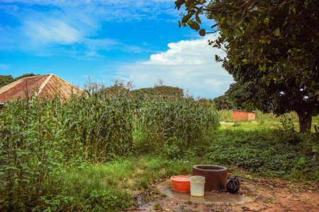 Téléchargez les photos : Puits d'eau et seaux dans le village africain - en image libre de droit