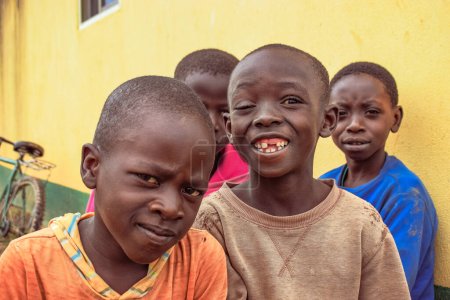 Foto de Abuja, Nigeria - 5 de octubre de 2022: Retrato de un niño africano. Momentos francos al azar con niños y adolescentes africanos. - Imagen libre de derechos