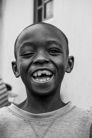 Téléchargez les photos : Abuja, Nigéria - 5 octobre 2022 : Portrait d'un enfant africain. Moments de franchise aléatoires avec des enfants et des adolescents africains. - en image libre de droit