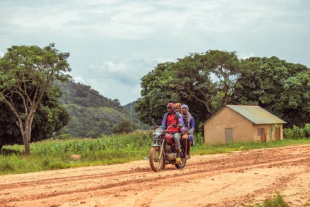Téléchargez les photos : Nigeria - 20 juin 2023 : Peuple africain en moto dans un village - en image libre de droit