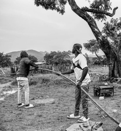 Téléchargez les photos : Nigeria - 20 juin 2023 : point de vue des personnes travaillant dans un village africain - en image libre de droit