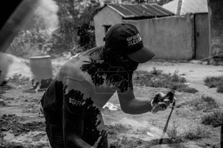 Téléchargez les photos : Nigéria - 20 juin 2023 : portrait de l'homme au village, noir et blanc - en image libre de droit