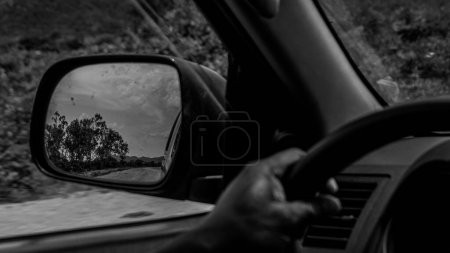 Téléchargez les photos : Nigéria - 20 juin 2023 : photo rapprochée de la main d'un homme au volant. Homme conduisant une voiture, noir et blanc - en image libre de droit