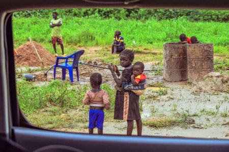 Téléchargez les photos : Abuja, Nigéria - 5 octobre 2022 : Portrait d'un enfant africain. Moments de franchise aléatoires avec des enfants africains. - en image libre de droit