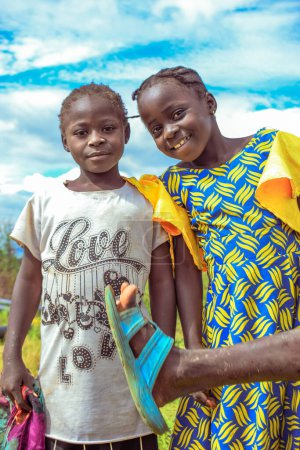 Foto de Plateau State - 6 de octubre de 2022: African Children. Momentos con niños africanos locales al aire libre bajo un soleado cielo azul. - Imagen libre de derechos