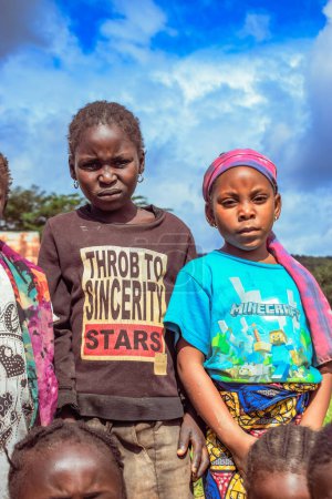 Foto de Plateau State - 6 de octubre de 2022: African Children. Momentos con niños africanos locales al aire libre bajo un soleado cielo azul. - Imagen libre de derechos