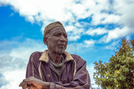 Téléchargez les photos : Abuja, Nigéria - 06 novembre 2021 : Portrait du vieil homme africain - en image libre de droit