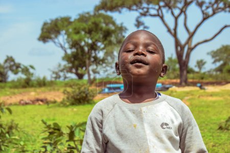 Téléchargez les photos : Abuja, Nigéria - 5 octobre 2022 : Portrait d'un enfant africain. Moments de franchise aléatoires avec des enfants africains. - en image libre de droit