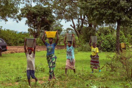 Téléchargez les photos : Abuja, Nigéria - 8 octobre 2022 : Des Africains vont chercher de l'eau. Solution d'Eau Propre en Communauté Africaine - en image libre de droit