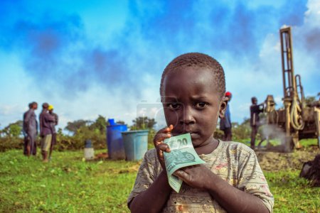 Foto de Abuja, Nigeria - 5 de octubre de 2022: Retrato de un niño africano. Momentos francos al azar con niños africanos. - Imagen libre de derechos